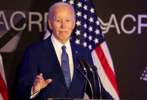 Новини світу - Байден вперше після відставки виступив з критикою Трампа