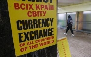 Долар і євро завершують тиждень зростанням