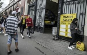 Новини бізнесу - Долар подешевшав в обмінних пунктах України