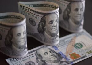 Долар США продовжує дешевшати через торгову війну Трампа