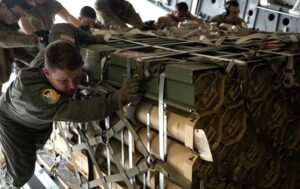 Експосол окреслив два сценарії подальшого постачання зброї США до України
