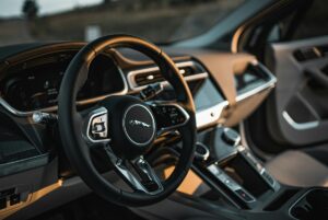 Jaguar Land Rover призупиняє експорт у США через мита Трампа