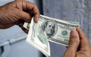 Новини бізнесу - Курс долара падає до світових валют через недовіру до США