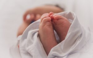 На Івано-Франківщині судили жінку, яка кинула у криницю своє немовля