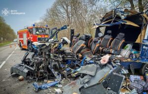 На Львівщині вантажівка розчавила бус, є жертви