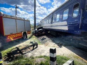 На Закарпатті авто зіткнулося з потягом