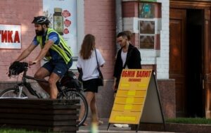 НБУ знизив курси долара і євро на перший день травня