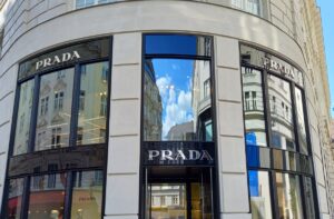 Prada купує Versace за 1,38 млрд доларів