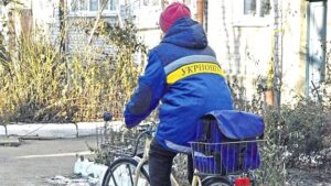 Новини України - Топ неочікуваних історій: Укрпошта і курячі лапи