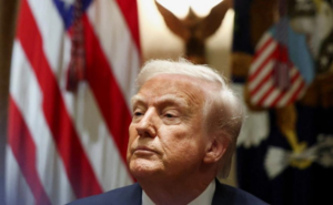 Новини світу - Трамп відкрив у своєму гольф-клубі пам'ятник самому собі