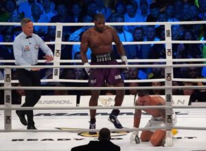Новини спорту - Тренер Дюбуа поскаржився на несправедливий результат бою з Усиком