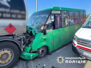 У Києві маршрутка в’їхала у вантажівку, п’ятеро постраждалих