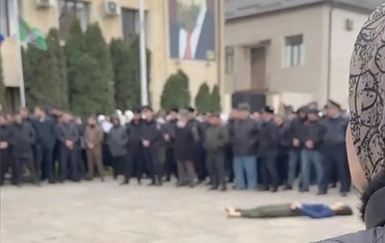 Новини світу - В Чечні тіло підлітка-вбивці виставили на площі