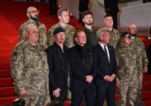 Боно з’явився на Каннському фестивалі разом з військовими ЗСУ
