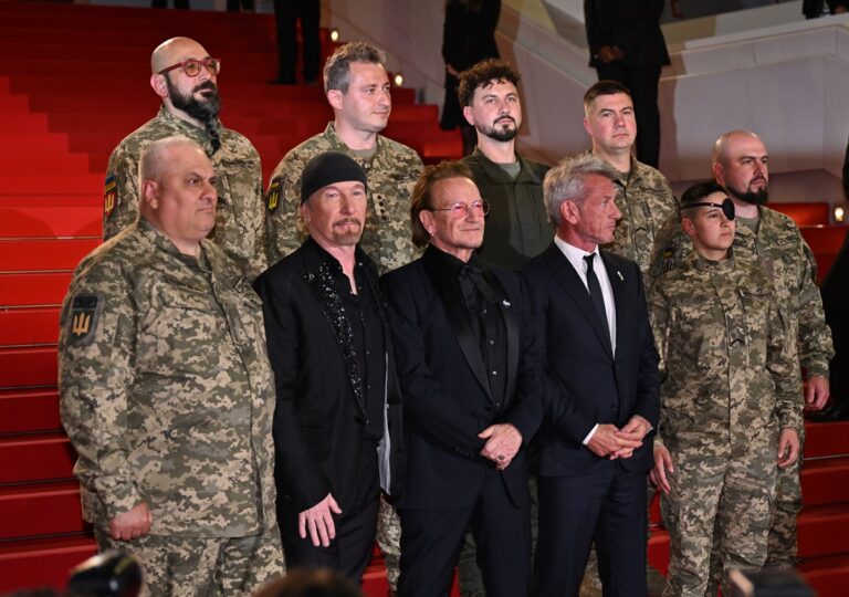 Боно з’явився на Каннському фестивалі разом з військовими ЗСУ