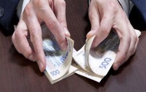 Екссуддю викрили на підбуренні бізнесмена до хабаря