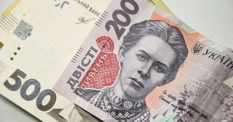 Кадровий голод трохи ослаб, а українцям почали “знижувати зарплати”