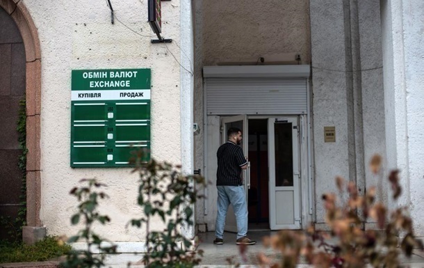 Курс долара продовжив зниження в Україні