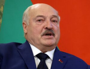 Лукашенко визнав, що затримався на посаді