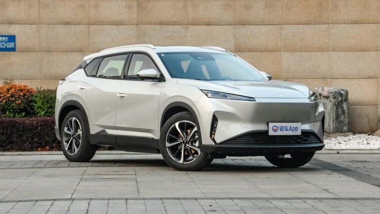 Peugeot-Citroen випустила наддешевий електричний кросовер у Китаї