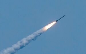 РФ запустила по Україні ракети: куди летять