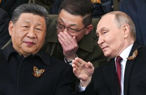 Трибуна на параді: Путін, Сі і злочинці