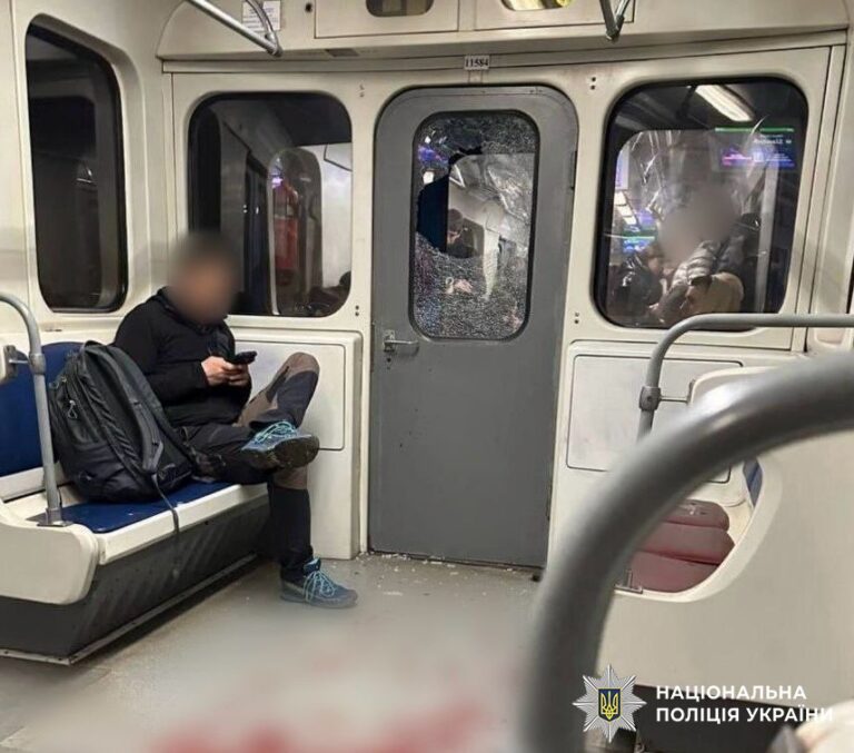 У Києві п’яний хлопець розбив скло у вагоні метро