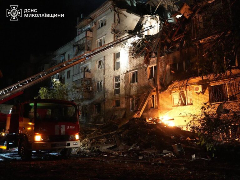 У Миколаєві дрон поцілив у багатоповерхівку, є загиблий