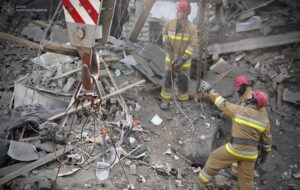 У Миколаєві з-під завалів дістали тіло жінки