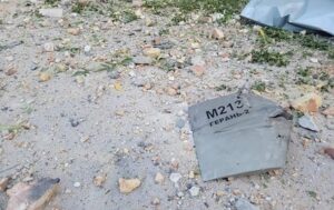 Уламки збитого БПЛА пошкодили дах будівлі у Голосіївському районі Києва