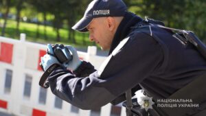 В Одесі чоловік з ножами поранив поліціянтів