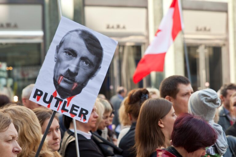 В Росії заборонили меми з Путіним в образі Гітлера