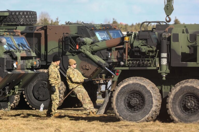Влітку закінчується допомога США: що чекає Україну