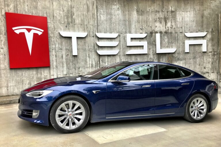Акції Tesla падають на тлі суперечки Маска з Трампом