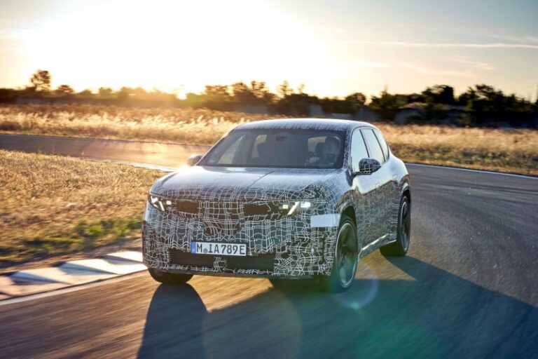 BMW представила прототип електромобіля, який сам вмикає поворотники