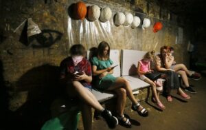 Дві стіни чи укриття: де безпечно перебувати під час повітряної тривоги