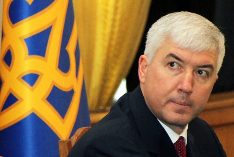 Ексміністрів оборони України підозрюють у зраді