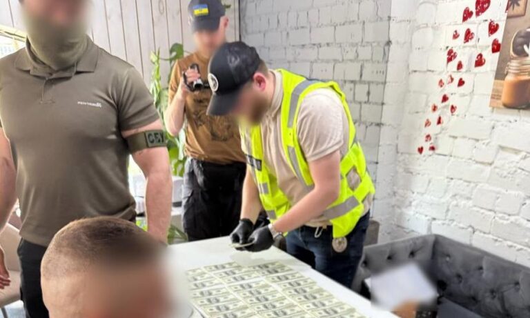 Фіктивний діагноз дружині: у Києві чиновник за гроші допоміг ухилянту