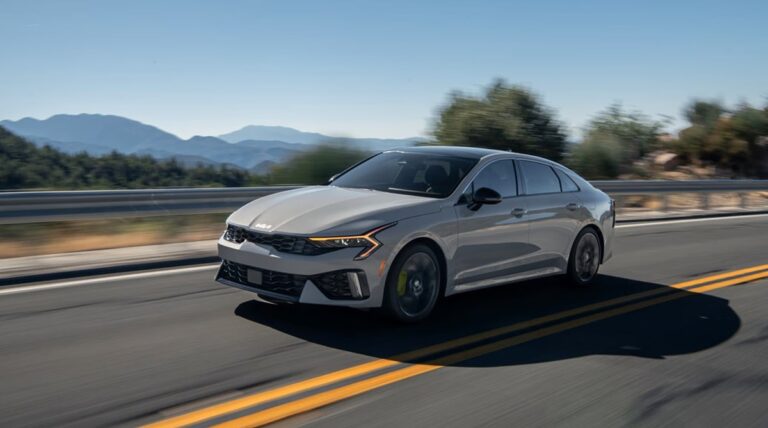 Kia відкликає тисячі K5 через програмне забезпечення з “корейською логікою”
