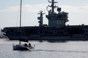 Літаки та есмінці. США готуються воювати з Іраном