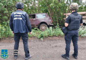 На Харківщині окупанти скинули вибухівку на авто: є загиблий