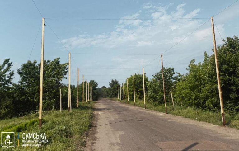 На Сумщині над дорогами натягують антидронові сітки