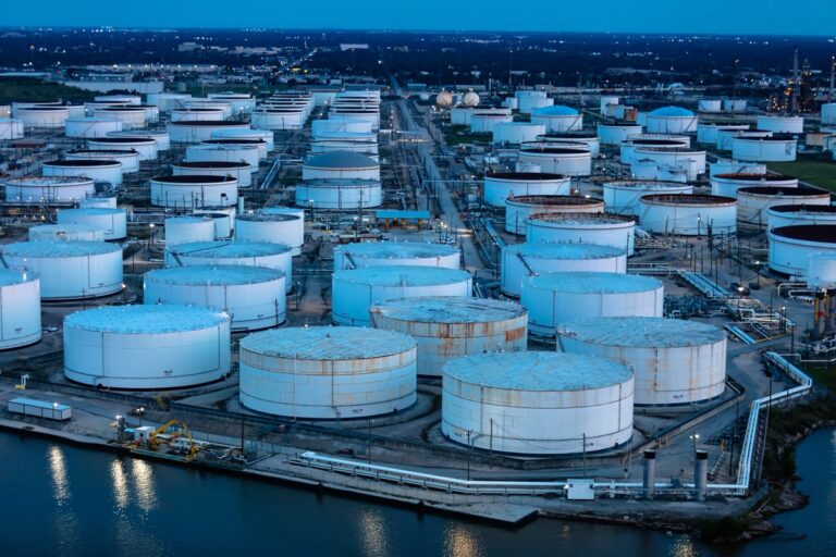 Нафтові резерви США впали до річного мінімуму