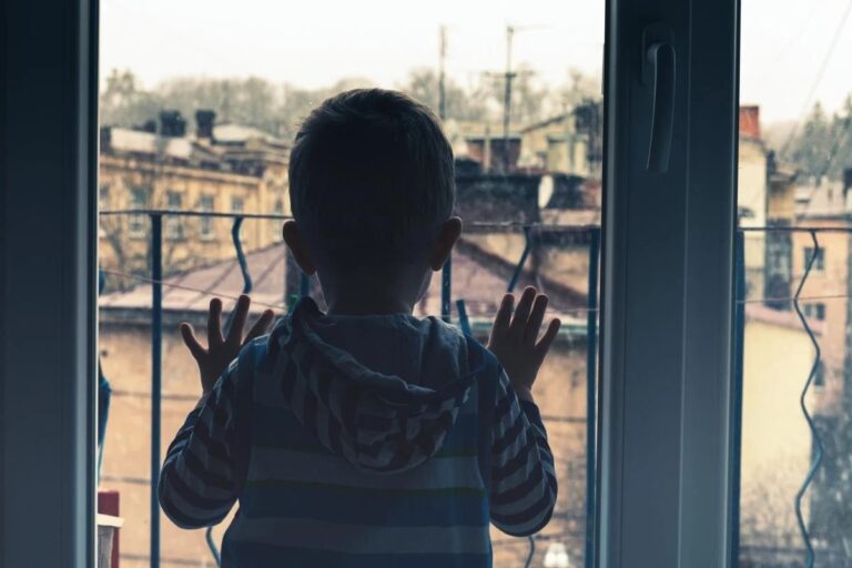 Нібито “рятують”: що відбувається з українськими дітьми в Росії