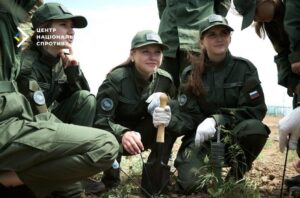Окупанти планують створити на ТОТ військові табори для дівчат