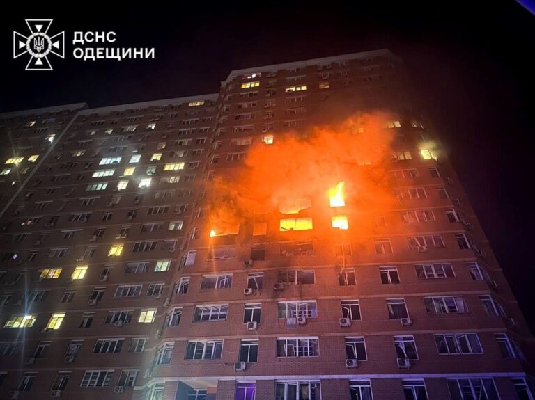 Палали три поверхи: з’явилися фото удару по Одесі