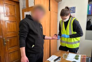 Поранив і пограбував військового: одесит отримав вісім років за напад