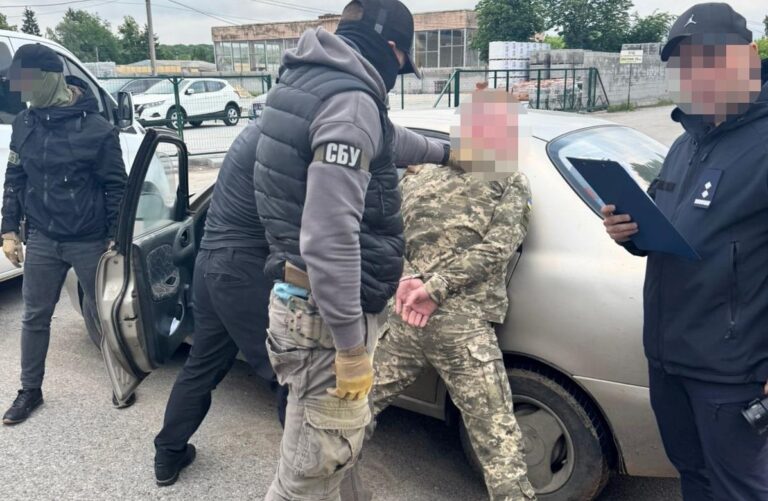 Правоохоронець намагався “вивезти” ухилянта на надувному матраці