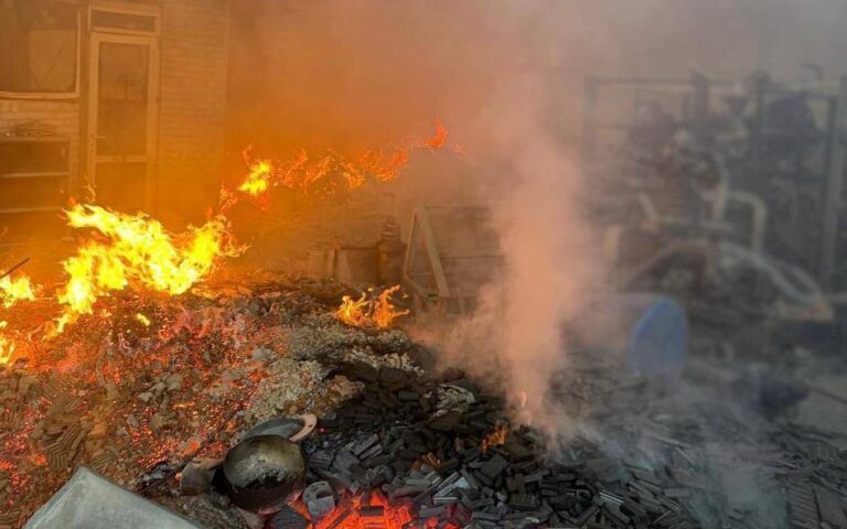 Росіяни обстріляли підприємство на Чернігівщині, виникла масштабна пожежа