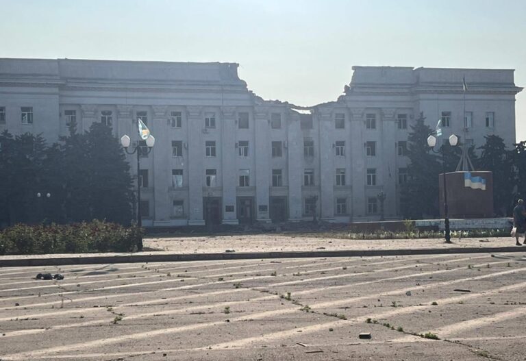 Росіяни зруйнували КАБами центр Херсона